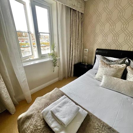 Majestic, Modern & Spacious Harbour-View Apartment With Parking Whitby Exteriör bild