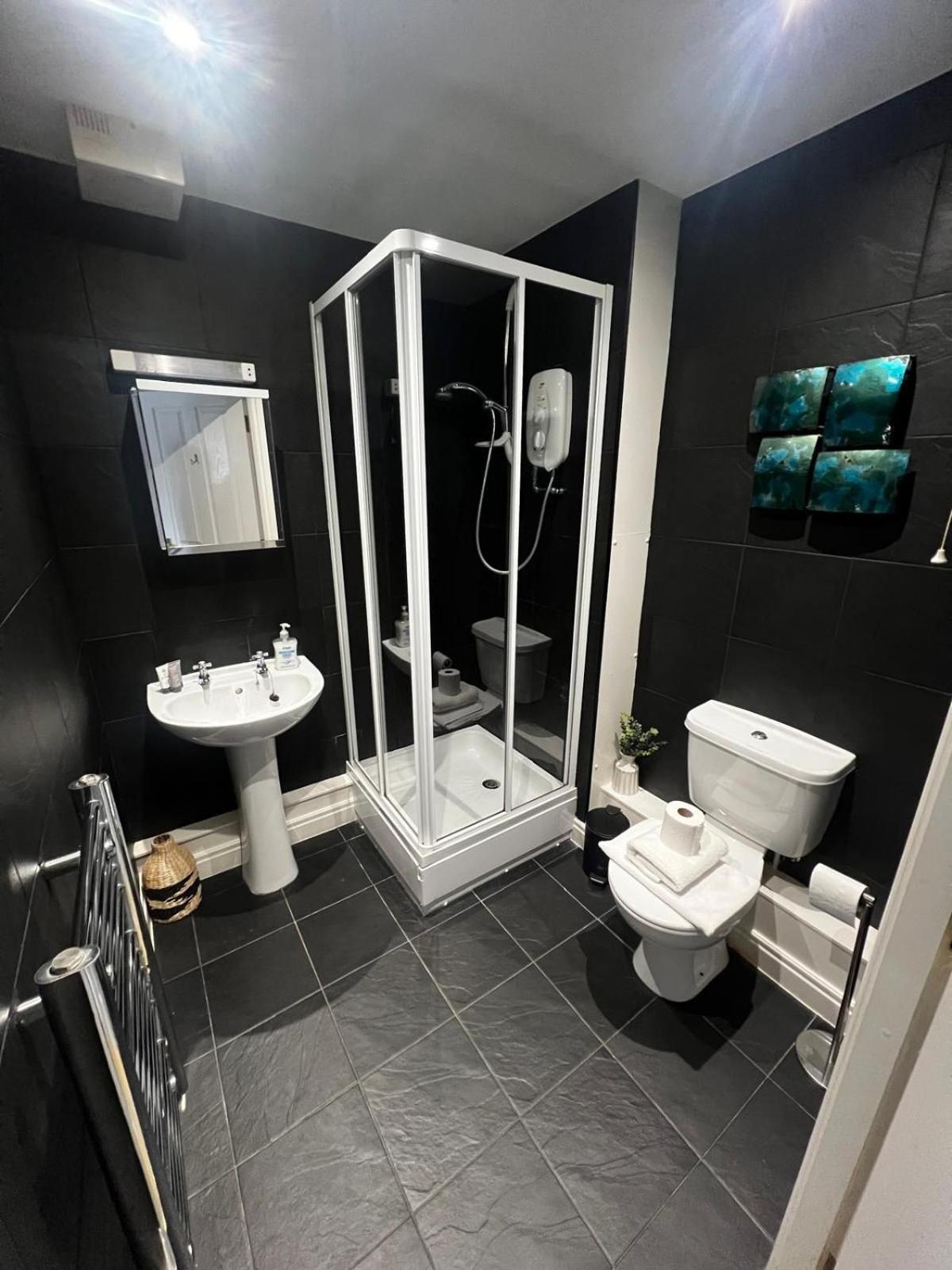 Majestic, Modern & Spacious Harbour-View Apartment With Parking Whitby Exteriör bild