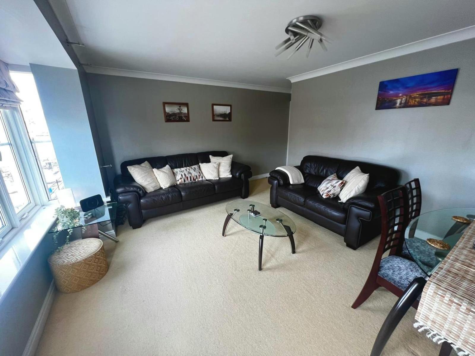 Majestic, Modern & Spacious Harbour-View Apartment With Parking Whitby Exteriör bild
