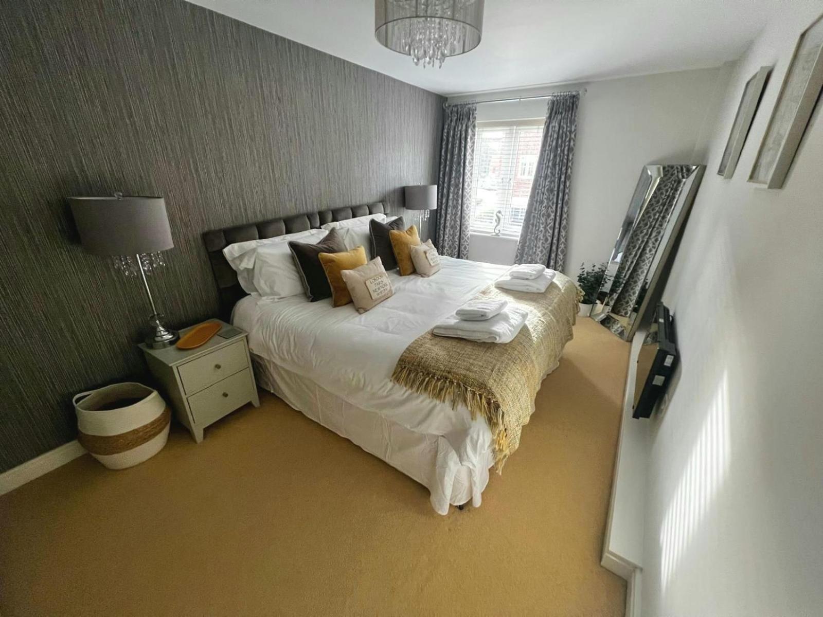 Majestic, Modern & Spacious Harbour-View Apartment With Parking Whitby Exteriör bild