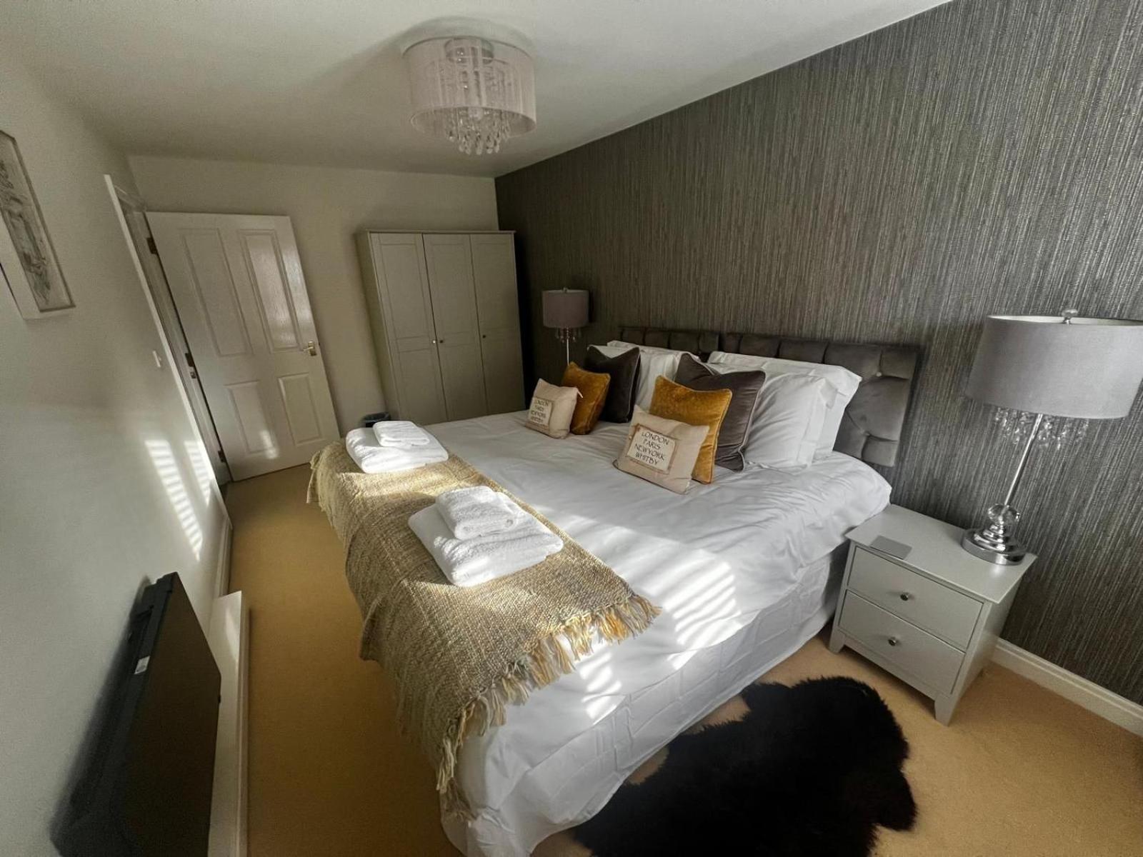 Majestic, Modern & Spacious Harbour-View Apartment With Parking Whitby Exteriör bild