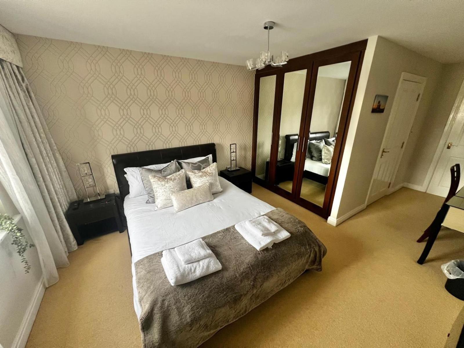 Majestic, Modern & Spacious Harbour-View Apartment With Parking Whitby Exteriör bild