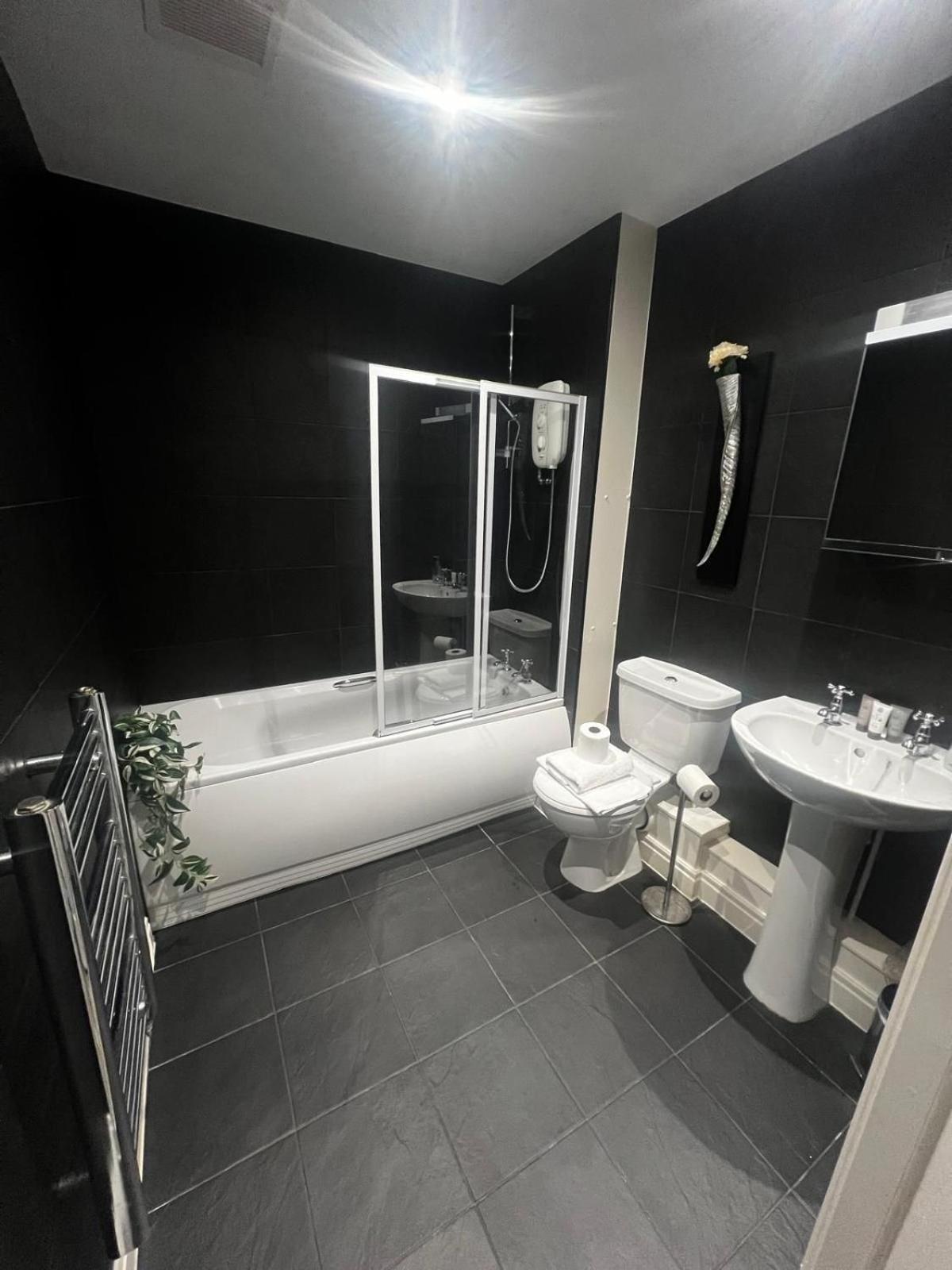 Majestic, Modern & Spacious Harbour-View Apartment With Parking Whitby Exteriör bild