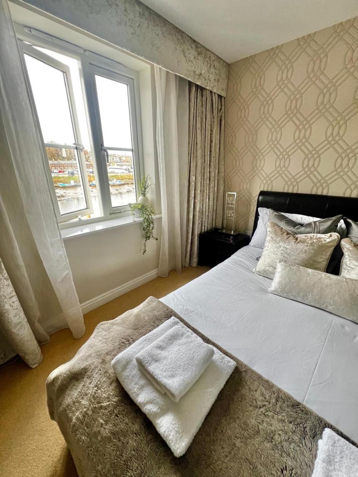 Majestic, Modern & Spacious Harbour-View Apartment With Parking Whitby Exteriör bild