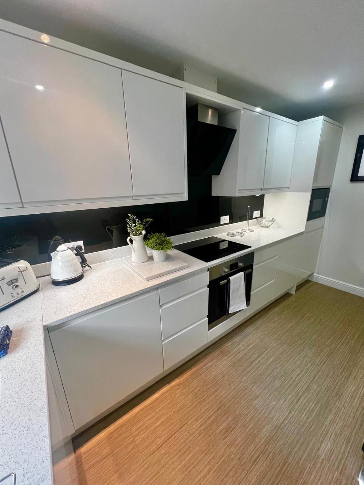 Majestic, Modern & Spacious Harbour-View Apartment With Parking Whitby Exteriör bild